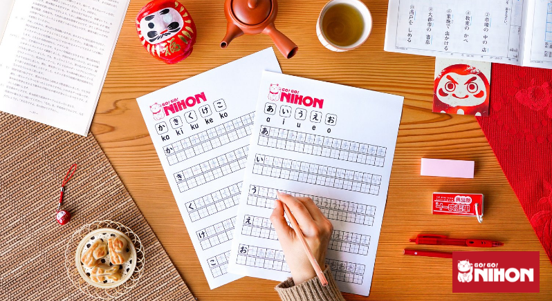 Go Go Nihon kostenlose Hilfsmittel zum Japanisch lernen Hiragana-Arbeitsblätter auf einen Tisch liegend.