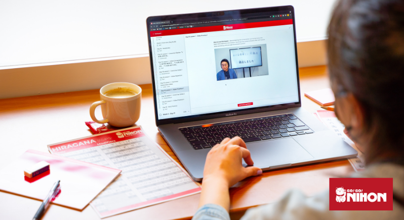 Akamonkai Online-Kurs für Fortgeschrittene, angezeigt auf einem Laptop.