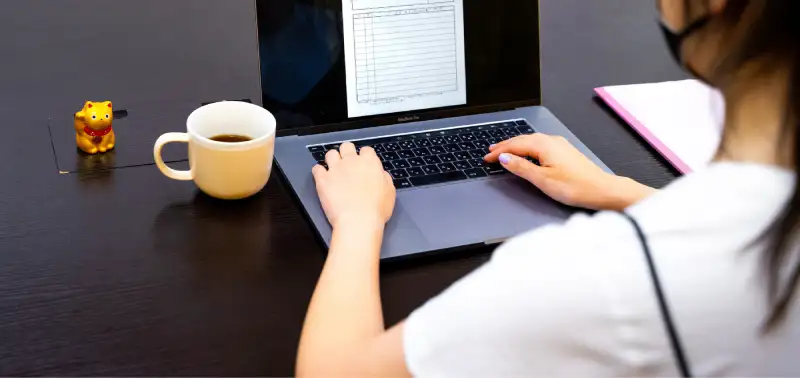 Um estudante estrangeiro preenchendo um formulário para solicitar trabalho de meio período no Japão enquanto estuda.